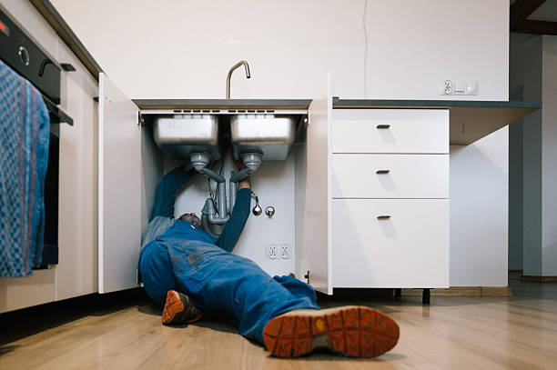 Professional Emergency Plumber technician working in Schertz, TX